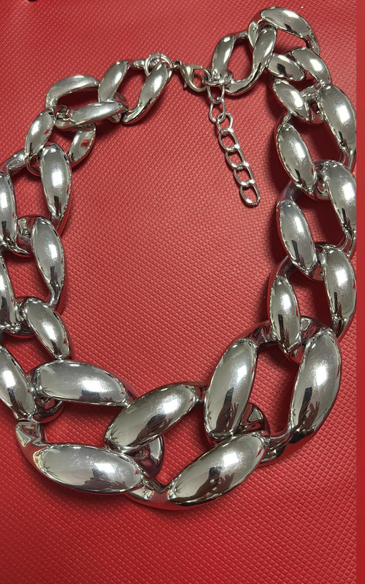 Collana in plastica leggera color argento