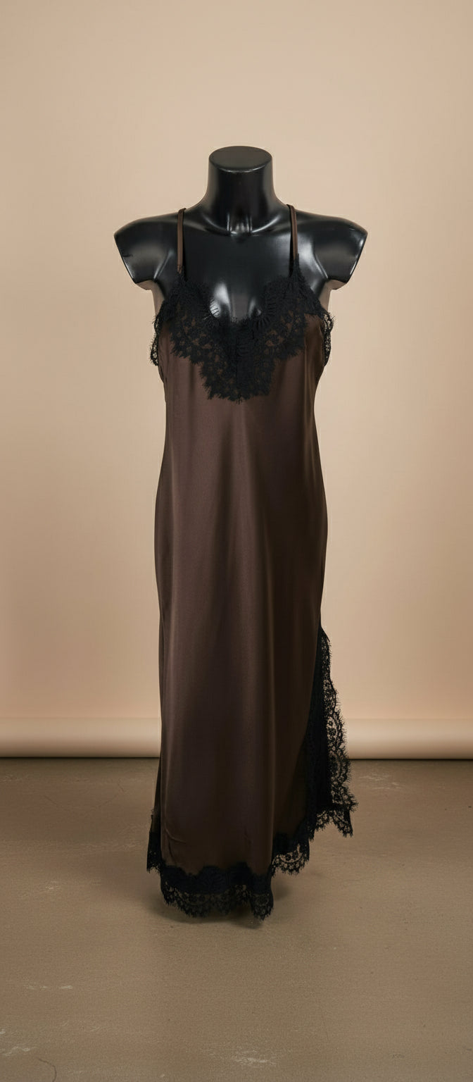 Abito in raso con profili in pizzo