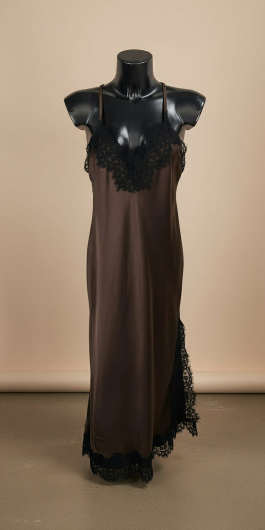 Abito in raso con profili in pizzo