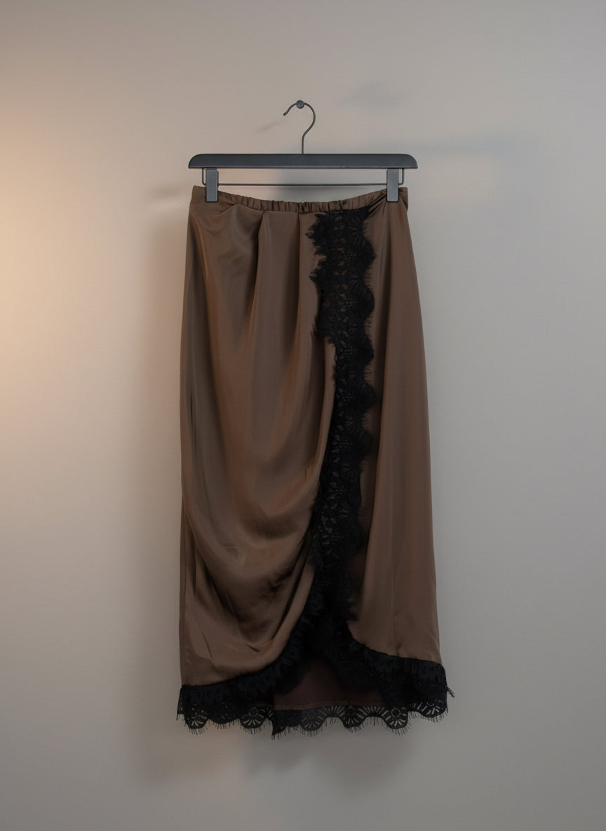 Gonna in raso con profili in pizzo