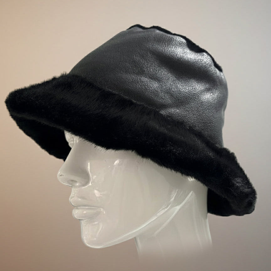 Cappello in ecopelliccia reversibile