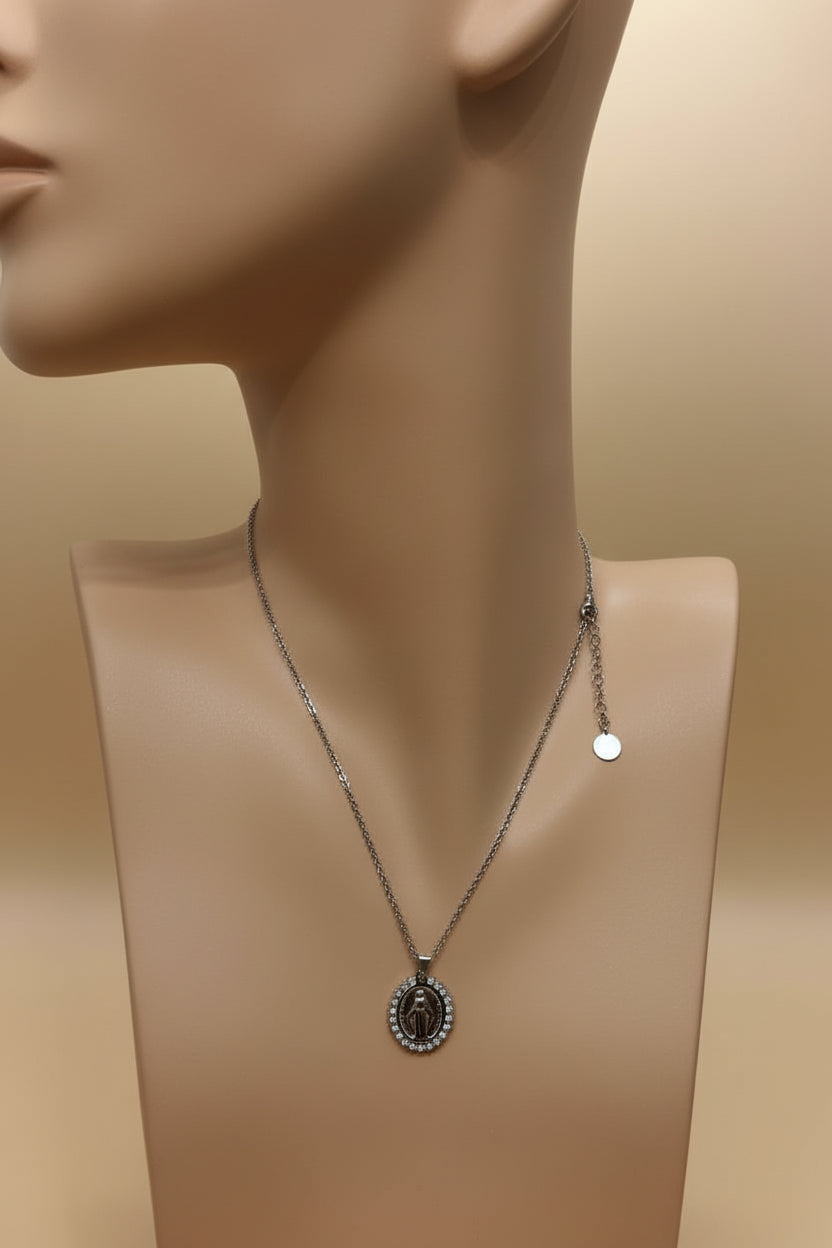 Collana con Madonnina e strass