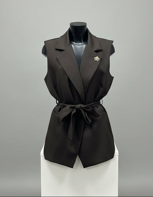Gilet con cintura e spilla