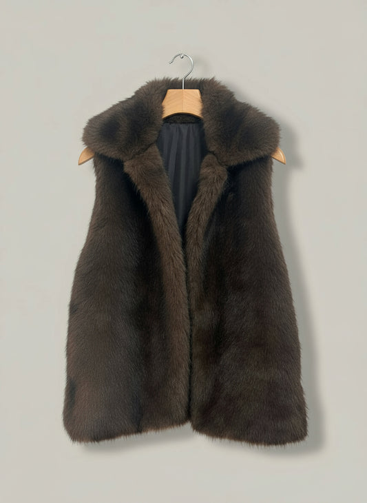 Giacca jeans con spille e gilet ecopelliccia