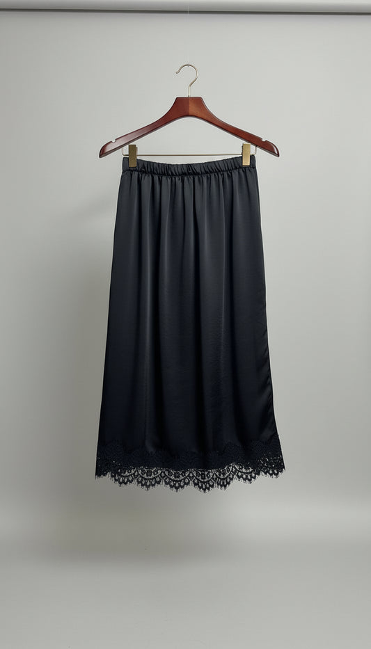 Gonna in raso con profili in pizzo