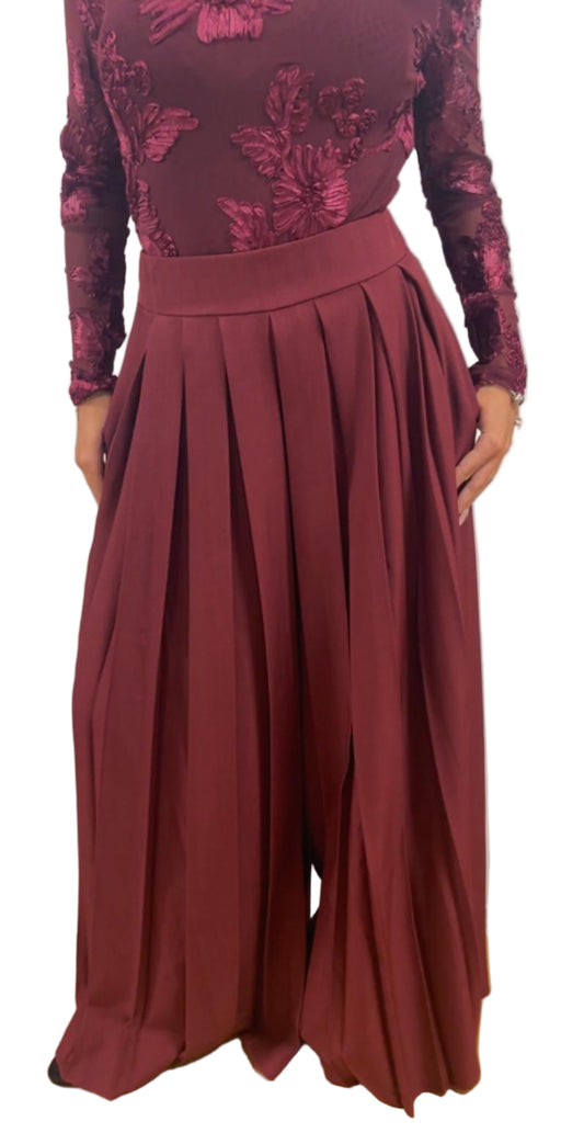 Pantalone con pieghe