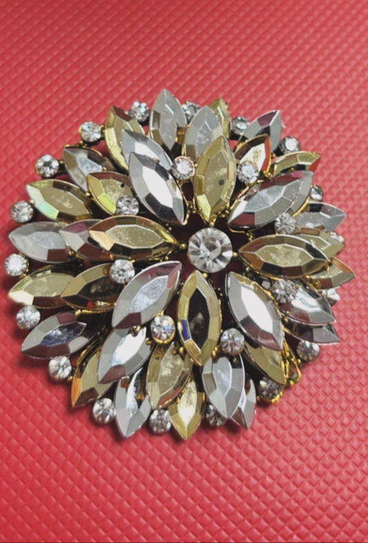 Spilla a fiore con strass oro e argento