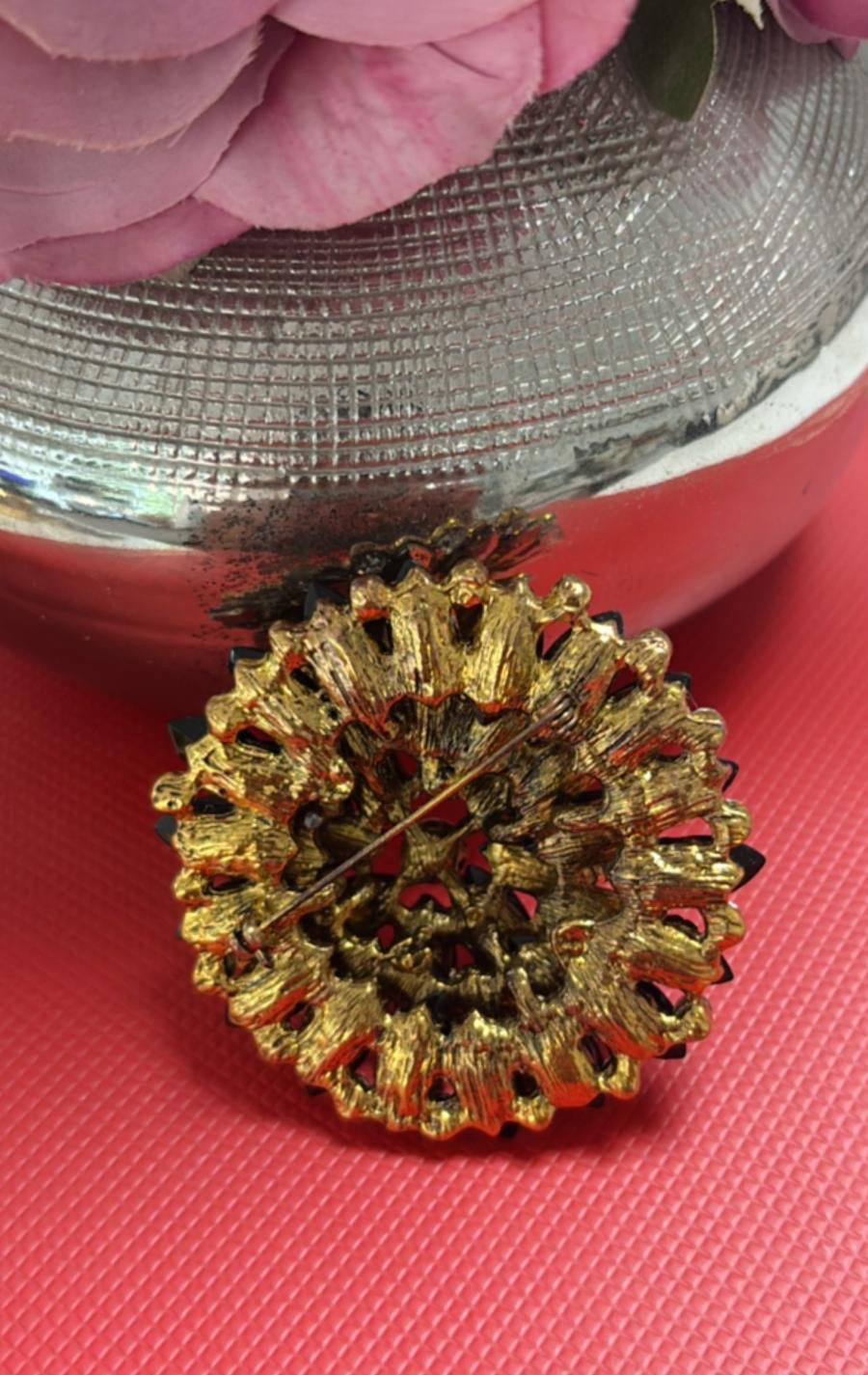 Spilla a fiore con strass oro e argento