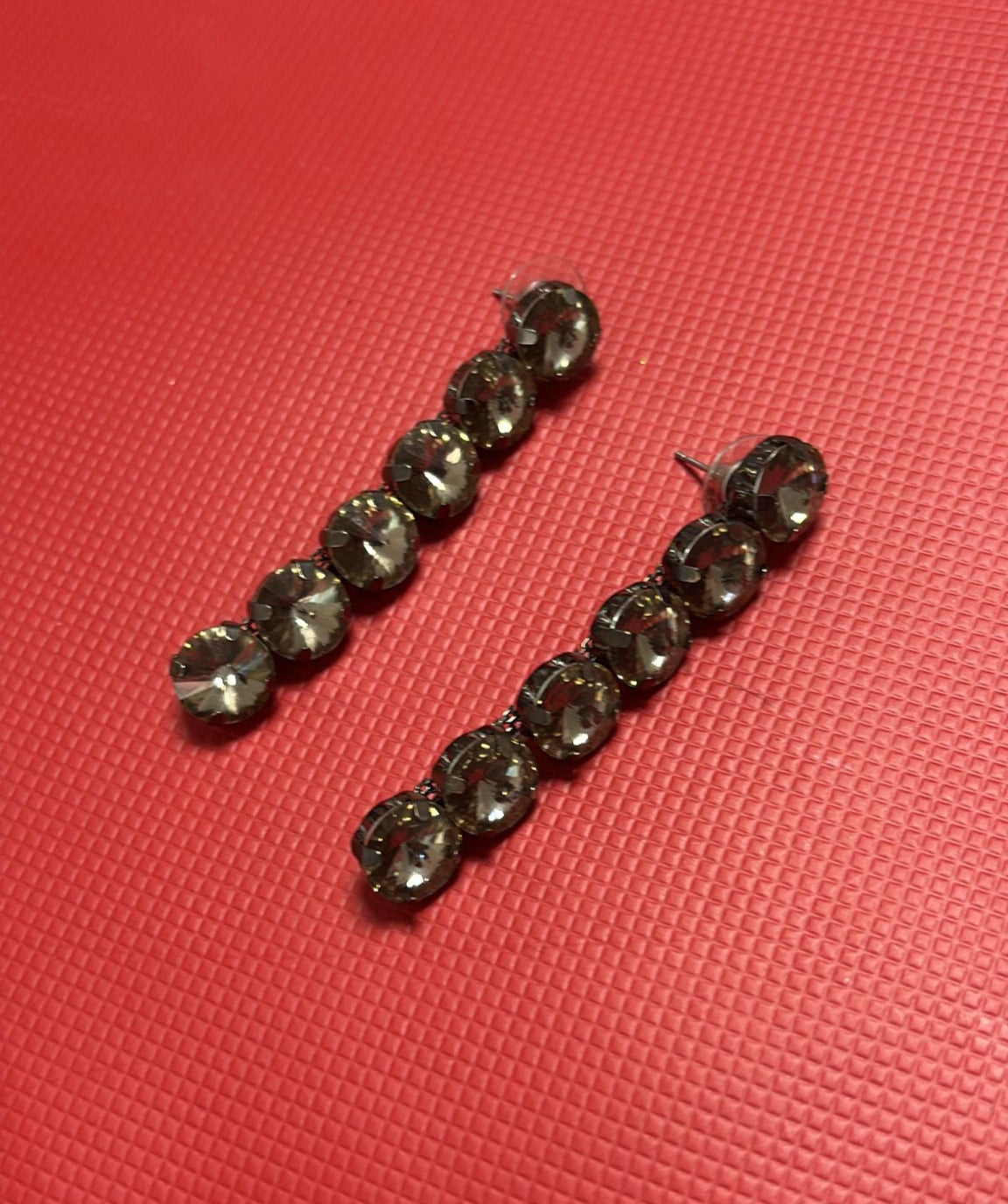 Orecchini con strass grigio scuro