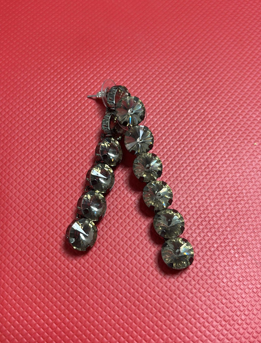 Orecchini con strass grigio scuro