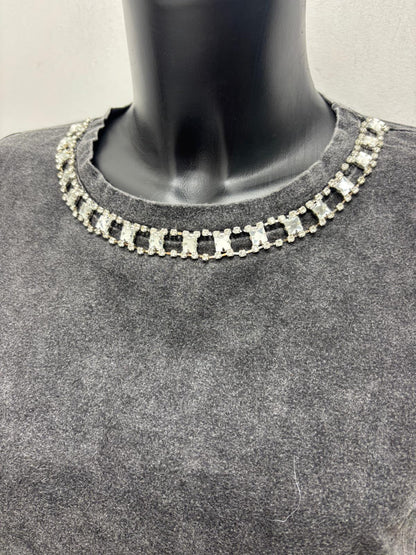 T-shirt con inserti in strass