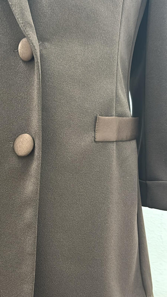 Giacca elasticizzata doppiopetto con dettagli in raso