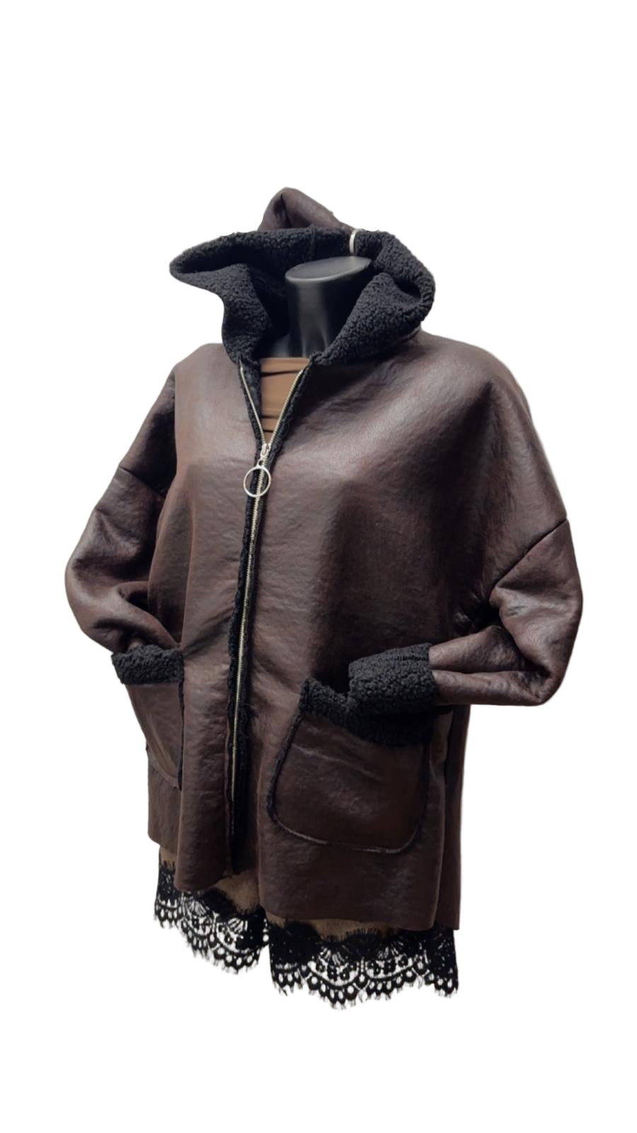 Giacca in montone ecopelle con zip e cappuccio