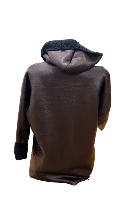 Giacca in montone ecopelle con zip e cappuccio