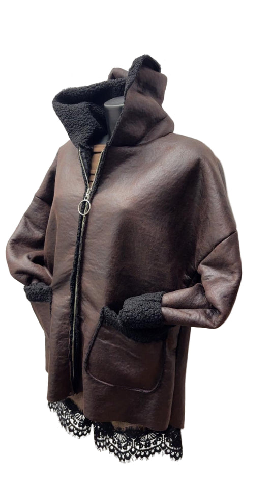 Giacca in montone ecopelle con zip e cappuccio
