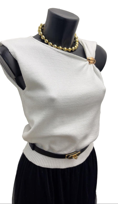 Maglia asimmetrica con dettaglio in oro