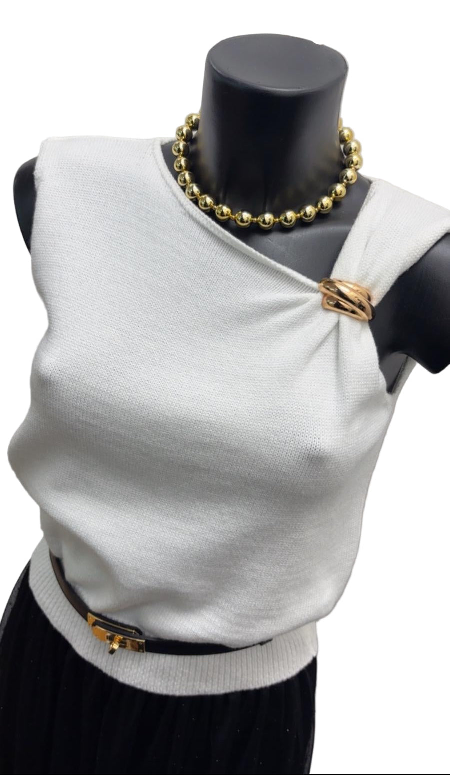 Maglia asimmetrica con dettaglio in oro