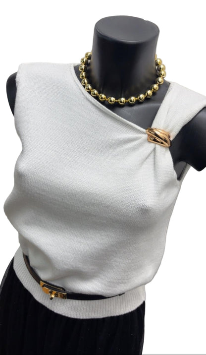 Maglia asimmetrica con dettaglio in oro