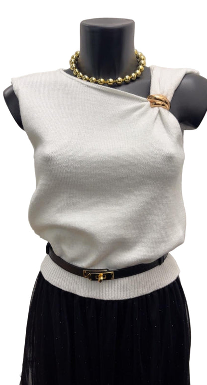 Maglia asimmetrica con dettaglio in oro