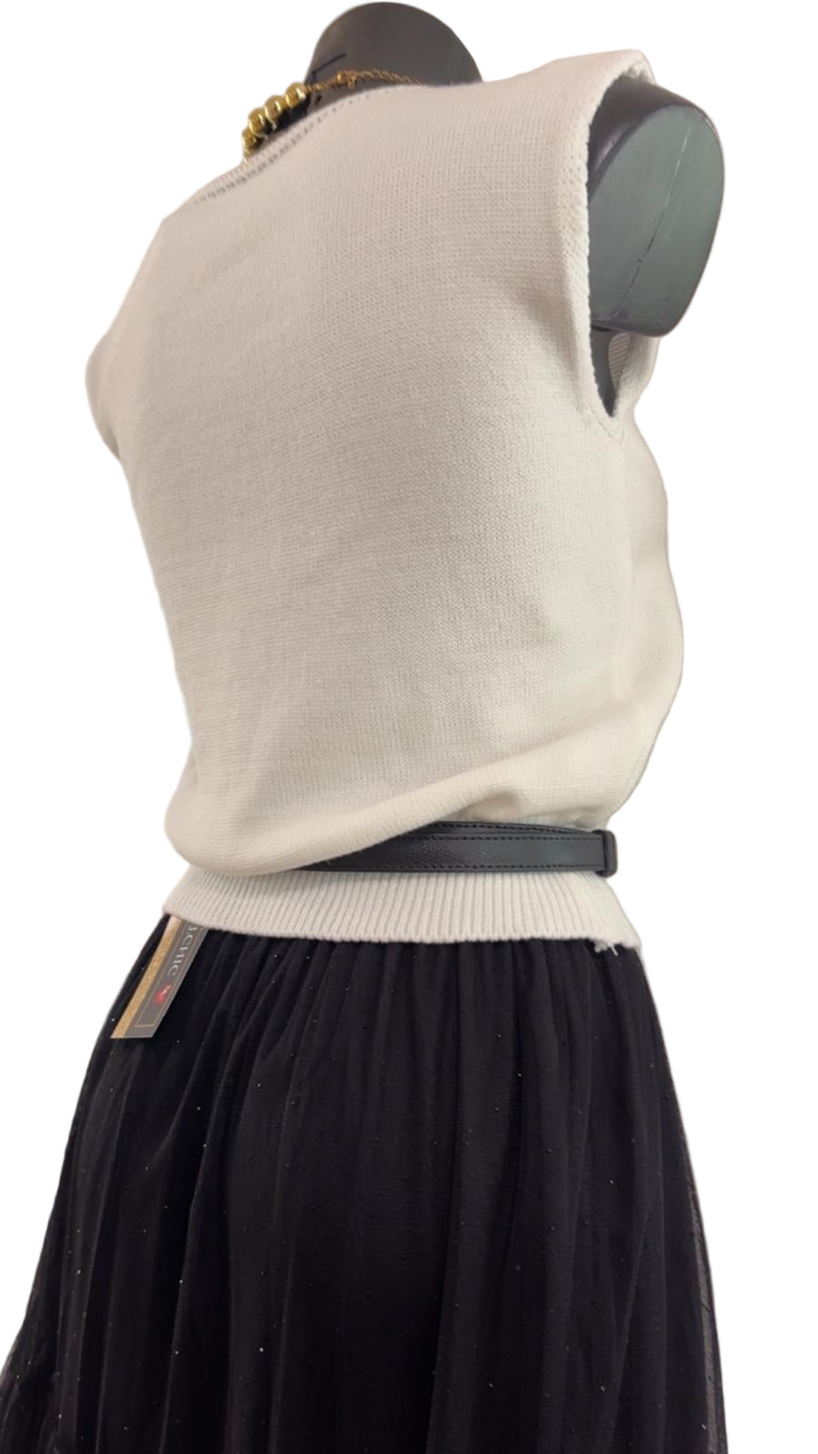 Maglia asimmetrica con dettaglio in oro