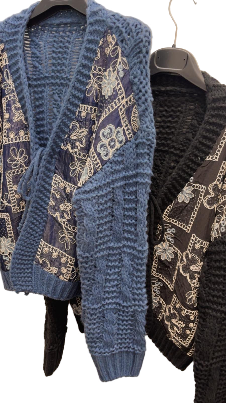 Cardigan in lana con inserti in raso e strass