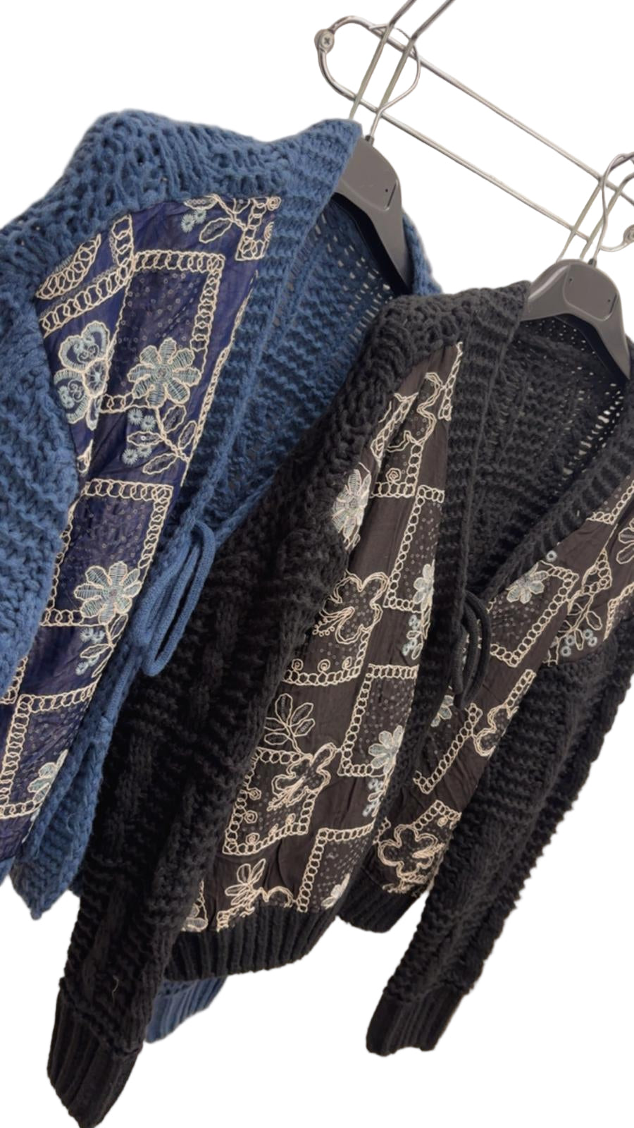 Cardigan in lana con inserti in raso e strass