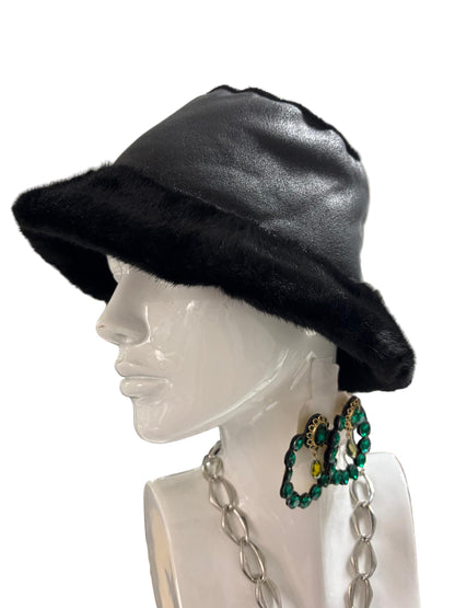 Cappello in ecopelliccia reversibile