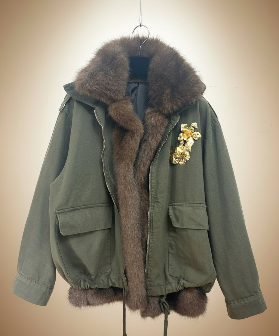 Giacca jeans con spille e gilet ecopelliccia