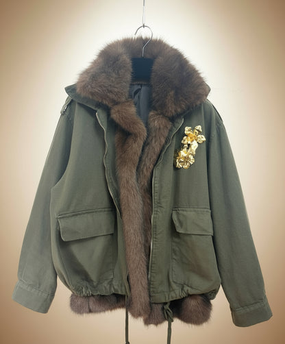 Giacca jeans con spille e gilet ecopelliccia