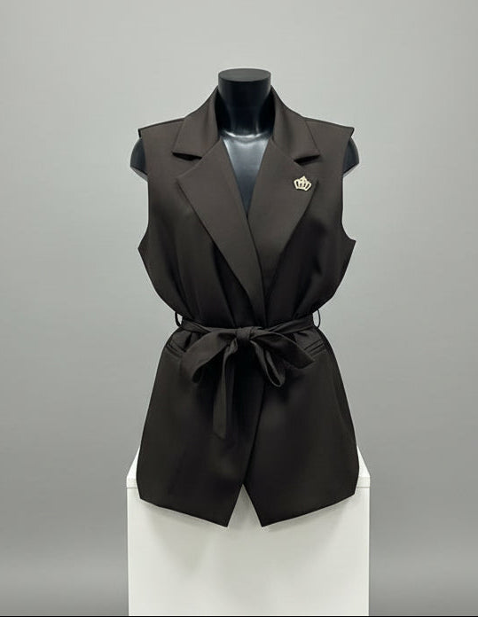 Gilet con cintura e spilla