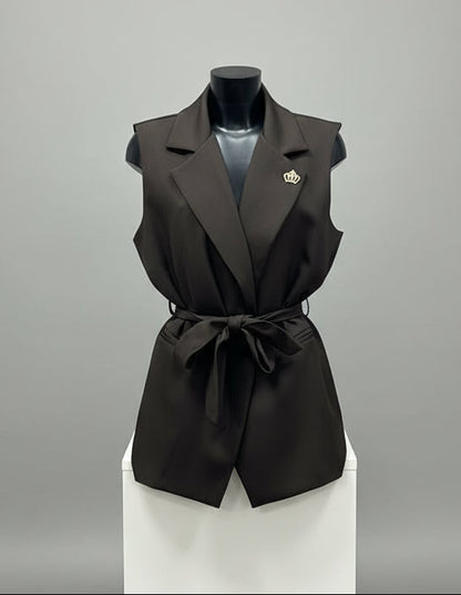 Gilet con cintura e spilla
