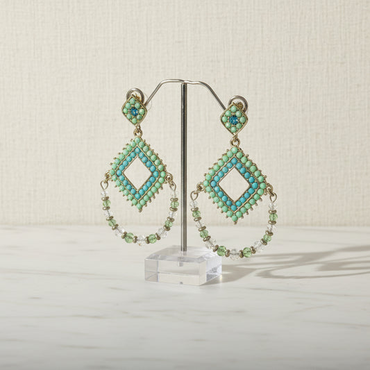 Orecchini pendenti con perline colorate