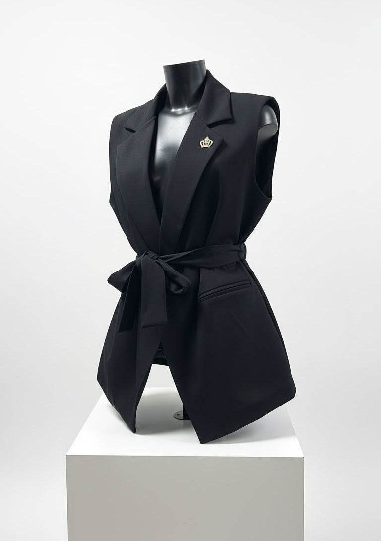 Gilet con cintura e spilla