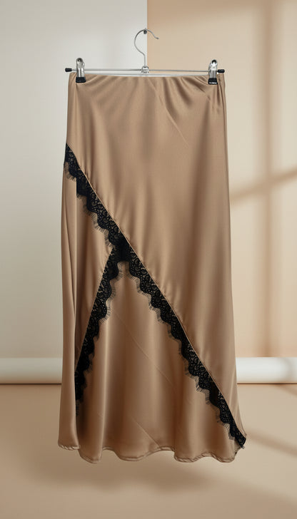 Gonna in raso con dettagli in pizzo