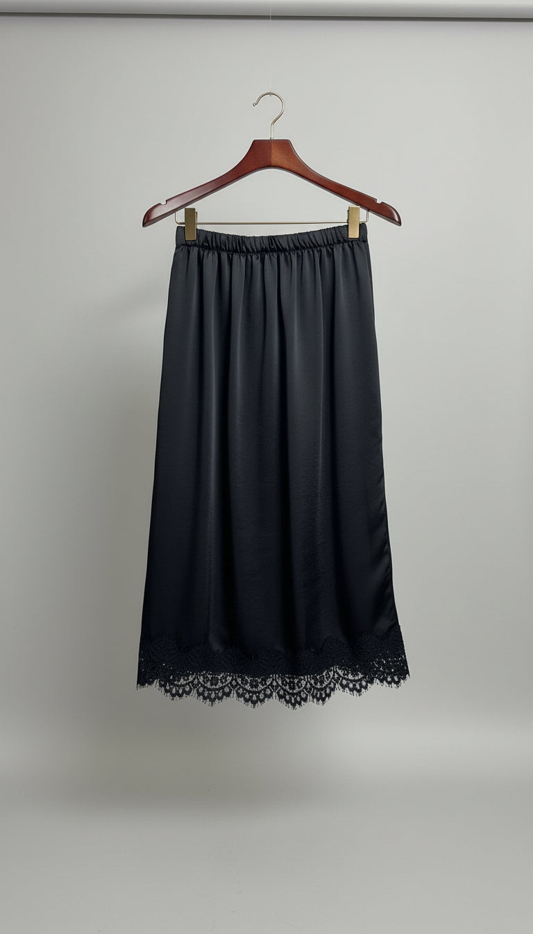 Gonna in raso con profili in pizzo