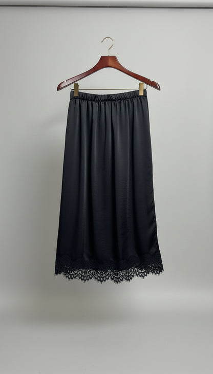 Gonna in raso con profili in pizzo